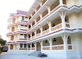 Thanks to generous donations from the local community, monks at Chaimongkol Temple now have a beautiful new dormitory to live in.