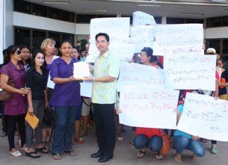 Mayor Itthiphol Kunplome (center) accepts a document outlining their complaint from protest leader Pranee Klawit.