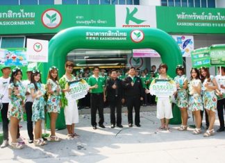 Deputy Mayor Verawat Khakhay (center) and bank deputy director of service and sales Thonakrit Bunyathawornchai (center, right), along with management and staff signal the beginning of Kasikorn Bank’s Money Festival.