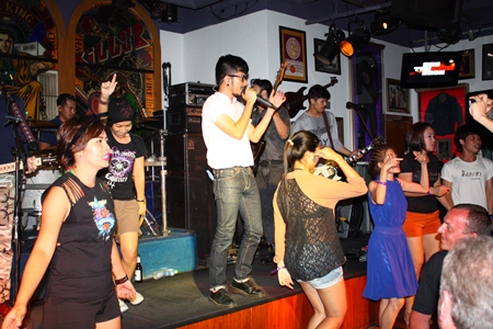 Lead singer Laem is joined by fans on stage as he serenades them with “Wan Dee Dee”.