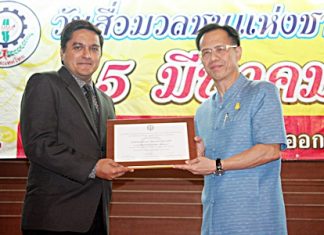 Pattaya Mail director of operations, Kamolthep Malhotra (left), accepts the “Most Outstanding Newspaper in all of East Thailand” award from Chonburi Deputy Governor Pongsak Preechawit. This marks the 15th straight year Pattaya Mail Media Group has received top honors from the Eastern Mass Media Association, each year presented on March 5, National Press Day. Awarded for “High ethical standards in business and publishing news for the benefit of society, deserving to be recognized and lauded.” This year the association introduced this highest award category which Pattaya Mail, Pattaya Blatt and Pattaya Mail Television deservedly won.