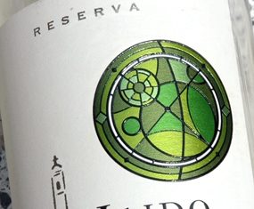 Maipo’s “Vitral” motif on the Sauvignon Blanc label.