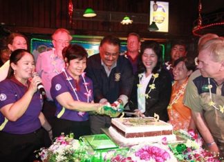 Pattaya Mail MD Peter Malhotra helps good friend Sopin Thappajug, MD of the Diana Group, cut the 25th anniversary birthday cake.