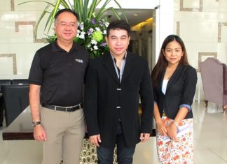 Well known television personality Ajarn Jatupon Chompoonit, a.k.a. Ajarn Shane (centre), attended a seminar on ‘Positive Thinking’ at the Furama Jomtien Beach recently. He was welcomed by Tatcha Riddhimat (left), GM of the hotel and Alissara Khamprachom, senior sales manager.