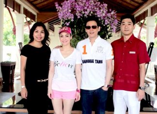 Tomo Kuriyama (right), GM of the Sheraton Pattaya Resort together with Thanaphat Chakkaphak (left), Marketing Communications Manager, were on hand to welcome Fluke-Krirkphol Masayavanich (2nd right) and Natalie Chiaravanond (2nd left), the popular hosts of ‘Nee Tiew Thailand’ during the filming of the show at the resort.