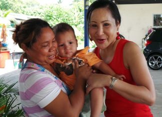 Food vendor Noi Kiankaew (left) contacted Sukanya Seaton from the Seaton Child Development Center to try and find out what to do with the abandoned child.