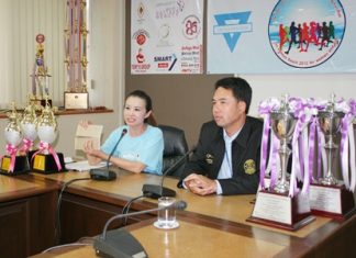 YWCA Chairwoman Praichit Jetpai (left) and Mayor Itthiphol Kunplome announce the June 15 competitive walk-run.