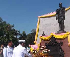 Banglamung District Chief Sakchai Taengho lays flower garlands on the King Rama V monument to commemorate the 103rd Chulalongkorn Day.