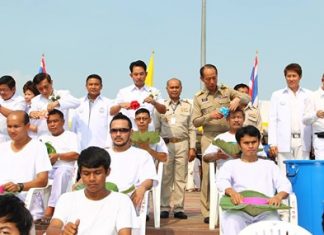 Chonburi Gov. Khomsan Ekachai (center left) and Mayor Itthiphol Kunplome (center right) cut the first locks of hair for novices entering the monkhood in honor of His Majesty the King.