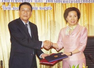 Sunan Prasertsom (left), Thai-ITOH licensee and Dr. Busaba Chaijinda (right), administrative vice president for Sripatum, shake hands after signing the Memorandum of Understanding between the two education centers.