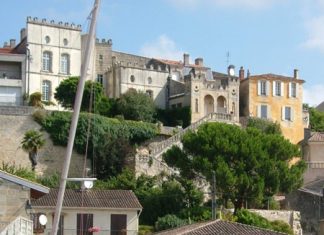 Near the riverbank at Bourg (Photo: Tmouchentois)