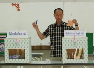 Chonburi Gov. Khomsan Ekachai casts his ballot at the Bang Pla Soi Sub-District.