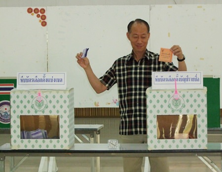 Chonburi Gov. Khomsan Ekachai casts his ballot at the Bang Pla Soi Sub-District.