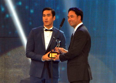 (Above) Mayor Itthiphol Kunplome presents the Golden Swan trophy to Nadej Khugimiya from the movie “Khoo Kam”, for winning “Best Actor” and the male popular vote.