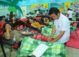 Many Central Festival Pattaya Beach employees, tourists and residents rolled up their sleeves to donate 170 units of blood for a total of 52,900 cc.