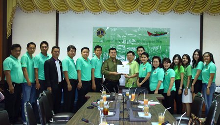 Krit Jiramongkol (center, left), consultant to the Lions Club Pattaya Nongprue, presents 179,360 baht to Dr. Chanchai Limthongcharoen (center, right), deputy director of Banglamung Hospital.