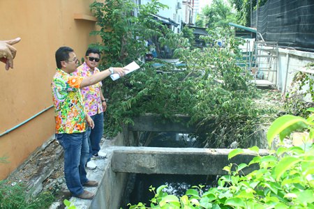 Deputy Mayor Verawat Khakhay (back) inspects areas of the South Pattaya canal that have been encroached upon around Soi Marine with Land Department officers.