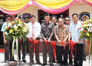 Maj. Gen. Khatcha Thatsart (center), Nongprue Mayor Mai Chaiyanit (2nd right) and Athirot Thanasinpiyarom, the president of the Chonburi Police Administrative Audit Committee (left) cut the ribbon to officially open the new police box.