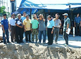Deputy Mayor Verawat Khakhay (center) leads Pattaya administrators on an inspection visit of the flood-drainage work at Wat Boonkanjanaram Soi 4.