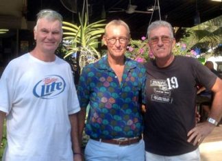 Jeff Wylie (left) and Neil Harvey (right) with Willem Lasonder.