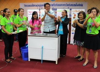 Mayor Itthiphol Kunplome demonstrates how to wash hands properly.