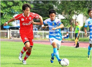 Pattaya United’s Pratran Senala (right) takes on Saraburi FC’s Korean defender Dai Min-Joo in their Thai division 1 fixture at the Saraburi Stadium, Saturday, May 31. (Photo courtesy Pattaya United)