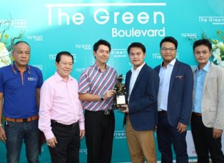 Poramet Ngampichet (3rd left) and Santsak Ngampichet (2nd left) congratulate executives from developer BS Property and architects PPA Power Group on the Green Boulevard Condominium opening its doors for bookings.