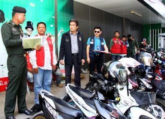 Capt. Sittichai Chamsawat of the 14th Military Circle in Chonburi joined Pattaya Deputy Mayor Ronakit Ekasingh, Banglamung Permanent Secretary Pongsathit Pijnont and relevant agencies at the taxi stand on Beach Road and Soi 9 where officials began registering motorbike-taxi drivers for a newly regulated program.