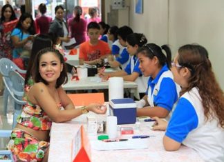 A Soi 6 employee receives a free blood and health check during this year’s “voluntary counseling and testing day”.