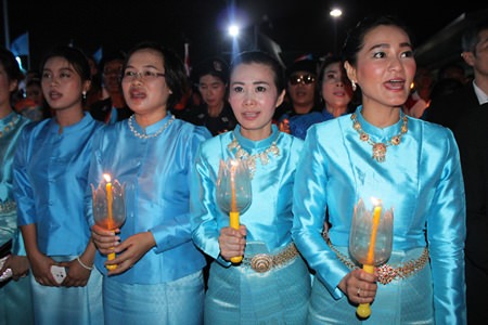 Praichit Jetpai and members of the YWCA sing their loyalty to HM the Queen on Mother’s Day.