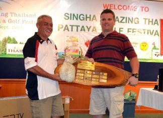 2014 champion Rodney Williams (right) receives the Jackalope trophy from Dale Drader.