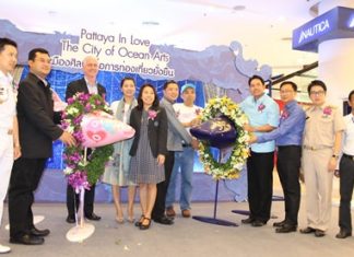 Mayor Itthiphol Kunplome (4th right) and leaders from participating organizations kick off the “Pattaya in Love: City of Ocean Arts” project.