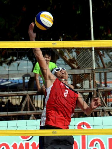 A Chantaburi player reaches for the ball during a playoff match against Lukpradu 2.