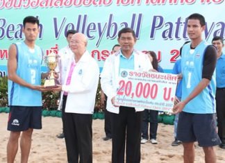 Pattaya Deputy Mayor Wattana Chantanawaranon (2nd left) presents the male winners’ trophy to the victorious Navy 1 team.