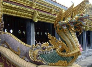 A multi-headed Naga emerges from the mouth of a Makara at Phra Maha Chedi Chai Mongkol, Roi Et (Photo: Pawyilee).