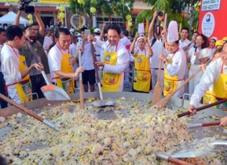 It takes a lot of hands, and some big skillets, to feed 5,000 people, but organizers of the Pattaya Vegetarian Festival had it covered again this year in Naklua. Shown here, Mayor Itthiphol Kunplome and Banglamung District Chief Sakchai Taengho help the “master chefs” create this batch of delicious heavenly rice. The festival comes to a conclusion today, Oct. 3.