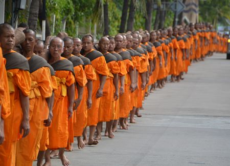 Over 200 monks begin their pilgrimage through Pattaya to restore the “soul” of Lum Manao Temple in Bothong, which according to organizers is devoid of Buddha’s spirit.