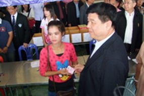 Labor Minister Gen. Surasak Kanjanarat visits “one-stop” service centers to help Chonburi employers register and legalize their illegal migrant laborers.