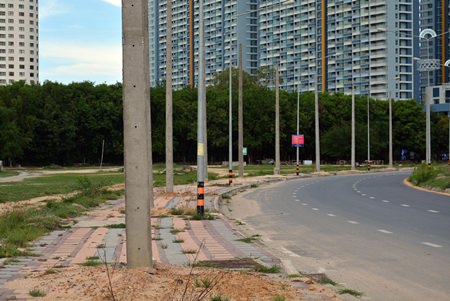 The contractor who installed 40 light poles along Jomtien Second Road has been ordered back to repair their sloppy work.