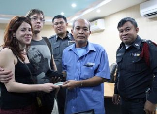 Baht bus driver Surachoke Sapchareon returns the lost money to owners Daria Labkovskaya and Mikhail Azovskii.