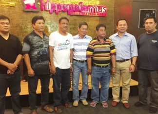 Maj. Gen. Nitipong Niemnoy (center, striped shirt) meets with the Pattaya Press Association’s Umphan Seangkeaw and other city reporters at a Central Festival Pattaya Beach.