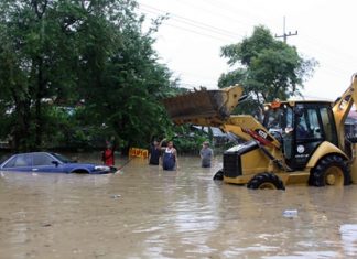 One Nissan Bluebird parked near the 700-Rai Market was almost completely submerged by the flooding.