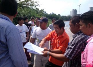 Deputy Mayor Verawat Khakhay conducts a survey along Puek Plub canal in Naklua to improve drainage efficiency in the Naklua market area.