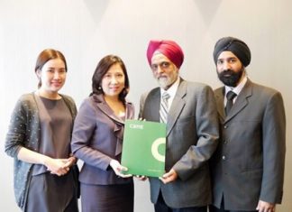 Yotha Singsachakul (2nd from right), Managing Director, and Singh Singsachakul (right), Executive Director of Thai Asian Investors Co., Ltd. are shown with Aliwassa Pathnadabutr (2nd from left), Managing Director, and Jariya Thumtrongkitkul (left), Senior Manager - Retail Services of CBRE Thailand.