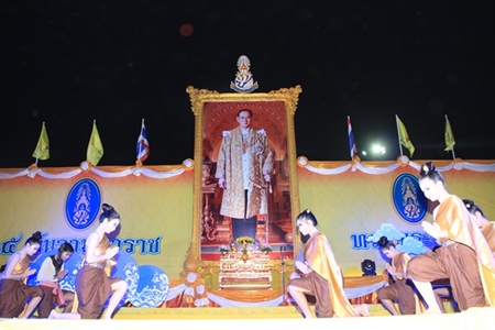 The Eastern Seaboard marked HM the King’s 87th birthday with jubilant celebration and a focus on the environment in events ranging from fireworks in Pattaya to planting coral in Sattahip. Shown here, Pattaya students perform a time honored traditional Thai dance paying homage to HM the King. 