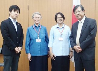 H.E. Shigekazu Sato (right), Ambassador of Japan, and Sister Jiemjit Thumpichai (2nd left), President of the Good Shepherd Foundation, jointly signed a grant contract at the Embassy of Japan for a new school bus.