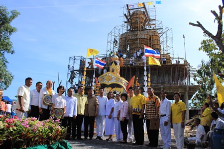 Mayor Itthiphol Kunplome and former Culture Minister Sonthaya Kunplome joined city council members, Chaimongkol Temple Abbot Punya Rattanaporn and Nong Yai Temple Abbot Yongyuth Khaemtharo at a Dec. 6 ceremony to begin pouring gold to plate a 15-meter-tall Buddha statue at Wat Nong Yai.