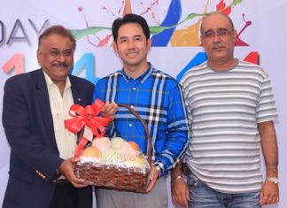 Pratheep Malhotra, MD of Pattaya Mail Media Group, and Korn Kitja-amorn, HR Manager, congratulate Mayor Itthiphol Kunplome on his birthday.