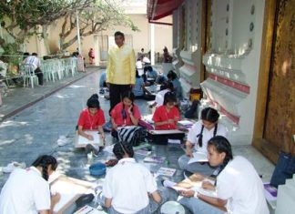 Some of the more than 650 students who competed in essay-writing, handwriting, drawing, and oratory contests, as well as competitions on describing Thai culture and authors.