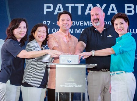 (L to R) Supatra Angkawinijwong, Deputy Managing Director, Ocean Property Group; Wilaiwan Thawitsri, Deputy Governor, Tourism Authority of Thailand; Mayor Itthiphol Kunplome; Scott Finsten, Harbor Master, Ocean Marina; and Nusara Assakul, Chairman, Ocean Property Group, push the button to officially open the event.